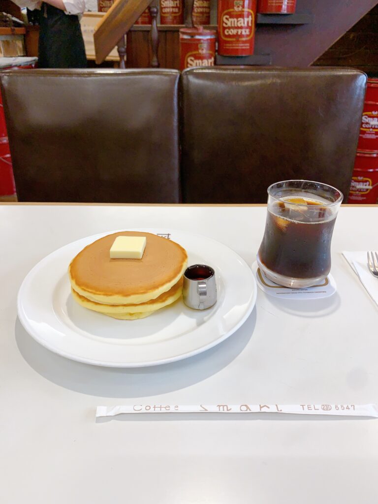 スマート珈琲店のホットケーキとコーヒー